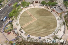 잔디 옷 갈아입는 서울광장