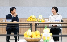 송미령 농식품부 장관, 성주참외 수출검역장 방문