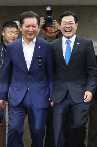 손잡은 정청래·박찬대 당대표 후보