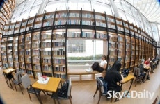 서울 올 첫 폭염 경보… 도서관 ‘북적