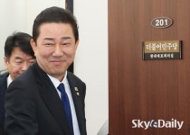 “전적 제 부족함”… 김병기, 비위 의혹에 원내대표직 사퇴
