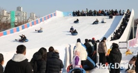 강추위 물러간 공휴일… 도심 속 눈썰매장 찾은 시민들