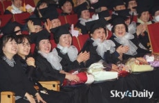 함박 웃음 짓는 만학도들