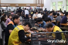 외식 물가 고공행진… 가성비 푸드코트 찾는 시민들