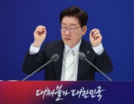 이 대통령 “더 열심히 하겠다” ...취임 1주년 기자회견