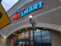 발톱 드러낸 아마존..격전장이 된 도그 푸드 시장