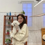 강민아, 촬영 중 만난 강아지 품에 안고 환한 미소..그의 이름은 쪼식이