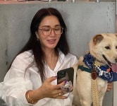 엄정화, 진주 목걸이로 한껏 멋 낸 반려견 슈퍼와 찰칵..#super&me
