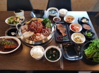 제주 애월 맛집 여기가제주멍 흑돼지와 각종 해산물 넣은 흑돼지해물불판볶음 퓨전요리 선보여