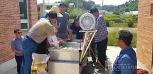여성농업인과 고령 농업인들을 위한 냉이세척기 도입