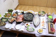 제철에 맞는 대하축제와 꽃게 맛보기에 소래포구 맛집 서천수산이 유명해, 푸짐한 새우와 해산물 서비스까지