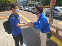 잘 지내시죠 김미숙 군포 경기도의원 후보, 시민들과 인사