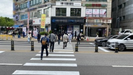 산본 한숲사거리 공사중...좁은 횡단보도· 짧은 신호 아찔한 상황 이어져