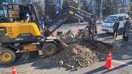 군포 능안공원 사거리 급수관 누수로 싱크홀 발생.. 오후 5시 10분 복구