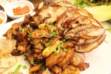 유성 맛집청와삼대매일 삶은 족발과 입맛 사로잡는 다양한 별미 음식으로 인기
