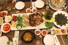 유성 맛집 청와삼대 직접 삶은 족발과 보쌈으로 인기