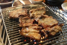 서울대입구역 맛집 돈뼈락연탄갈비 전국3대 돼지갈비로 인기
