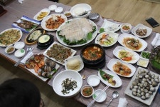 부산 덕천동 맛집 이박사횟집 덕천점 다양하게 맛보는 꼬막정식과 가자미회 인기