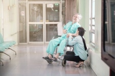 노인 의료서비스 수요 급증, 엄마를 부탁해 병원동행 노인돌봄서비스 화제