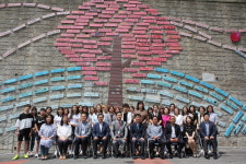 부산 다선중, 마을공동체와 함께 벽화 제작