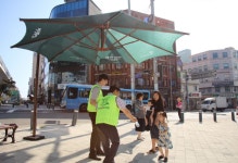 무학, 부산시 내 횡단보도 앞 대형 가림막 설치 및 생수 배부