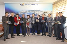 발로 뛰는 행정…수영구, 동장에 순찰용 운동화 전달