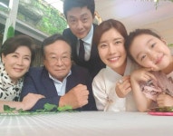 유선, 세상에서 제일 예쁜 내 딸 배우들과 인증샷...미선이네 가족