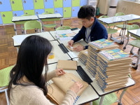 부산금샘초, 전교생에게 1인당 동화책 1권 전달