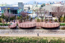 학장천에 설치된 전망데크에서 쉼을 즐기세요