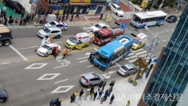 [속보]부산 사상구청 앞 시내버스-자가용 충돌(1보)