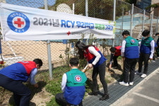 RCY 부산본부 청소년이 나무 심으며 환경보호합니다