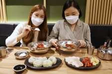 [포토] 신세계 센텀시티, 더워지는 날씨 코다리 냉면 맛보세요