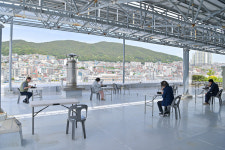 [포토] 부산 동구청 옥상서 즐기는 점심 한끼