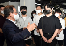 김석준 교육감 보수동 책방, 역사 맥을 함께하는 부산시민 책장