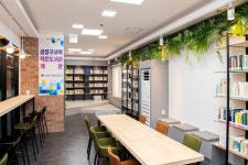 [포토] 도시철도 구서역에 마련된 작은도서관