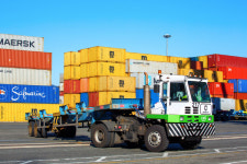 부산항터미널·신항국제터미널 야드트랙터 50대, 연말까지 LNG로 연료전환