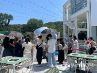 블루보틀, 부산 상륙… 쨍쨍한 볕도 40분 대기도 괜찮아