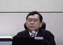 [더뉴스라이브] 이진관 부장판사, 내란 재판 소란에 변호인 감치 명령… 법정 긴장 폭발