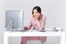 가사노동과 직장생활에 모두 고통받는 워킹맘...정부 제도가 절실