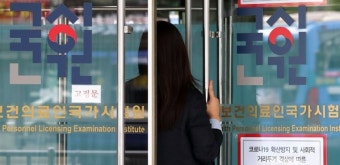 의대생들 동맹휴학 '계속', 국시거부 '재논의'...의대학장들 