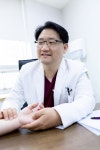 [건강 Q&A] 질환으로 번질 수 있는 어깨 통증, 치료 접근법은?