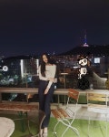 이다희 보이는 서울 야경을 배경으로 사진을 촬영하고 있다