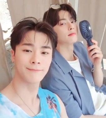 '아스트로' 공개된 영상 속에는 문빈과 차은우의 셀카가 담겨있다