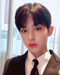 젤리피쉬 엔터테인먼트 연습생 김민규는 17일 자신의 인스타그램에 무민단의 응원 덕분에 제가 상을 받았습니다라고 올려~ 김민규