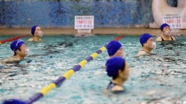 수영장서도 플라스틱 마스크 끼고 아쿠아로빅 수업