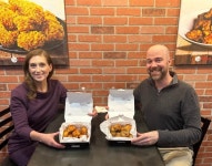 BBQ, 한인 관광객 구한 美 캄파냐 부부에 1년 치킨 무료 상품권 전달식