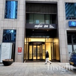 제약사 한독 사옥 앞에 윤동주 서시 비문이 있는 이유?