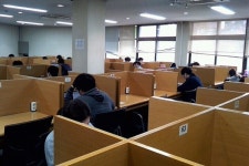 학자금 대출, 성적 조건 없애고 금리 낮춰야