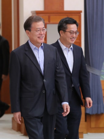 文대통령, 김동연 부총리와 경제 현안 점검