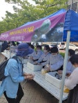 [포토뉴스] 오월어머니회집 회원들, 광주 남구 푸른길 공원에서 주먹밥 나눔 봉사
